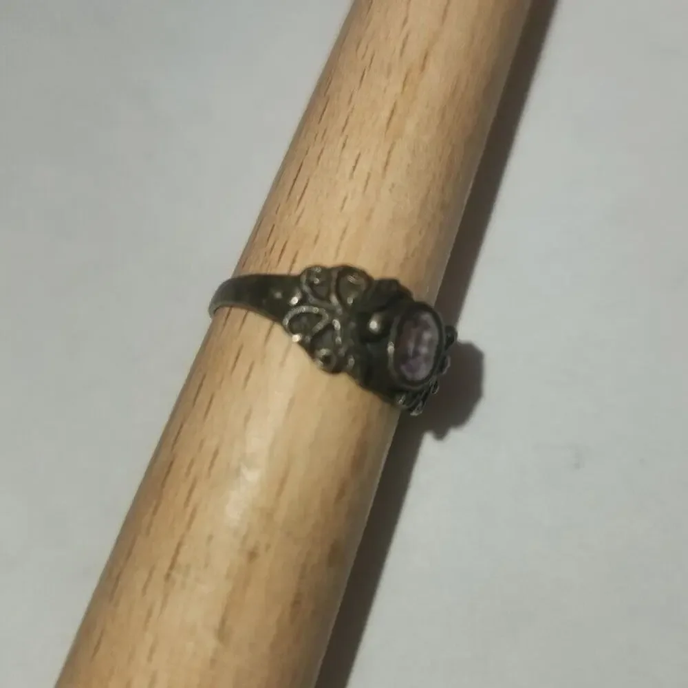 925 sterling silver amethyst ring 2grams antique vintage ring Size 5.5